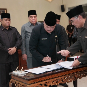Penandatanganan Nota Kesepakatan Bersama antara Pimpinan DPRD dan Gubernur Sumatera Selatan terhadap